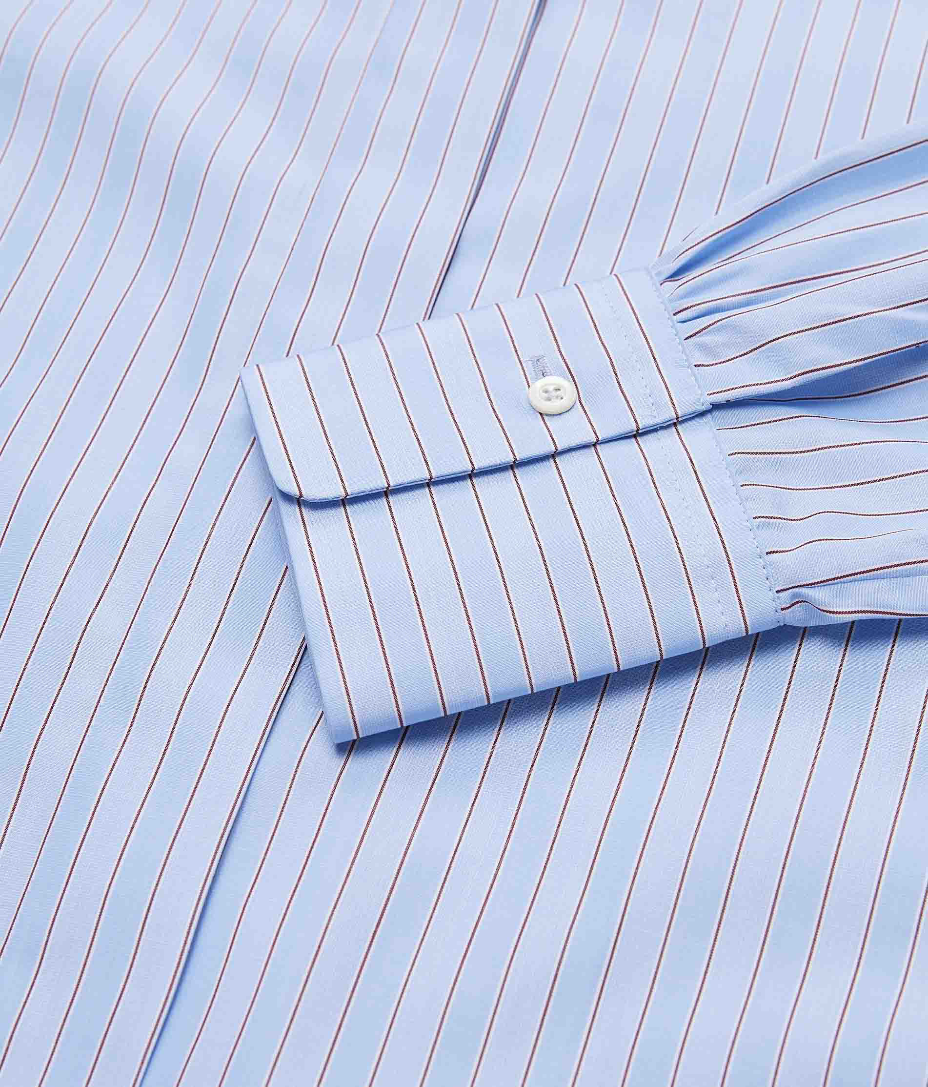 NORI  Verkürzte Bluse in Hellblau mit braunem Streifen